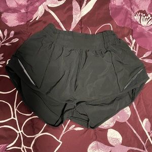 lululemon hotty hot short (2.5)
